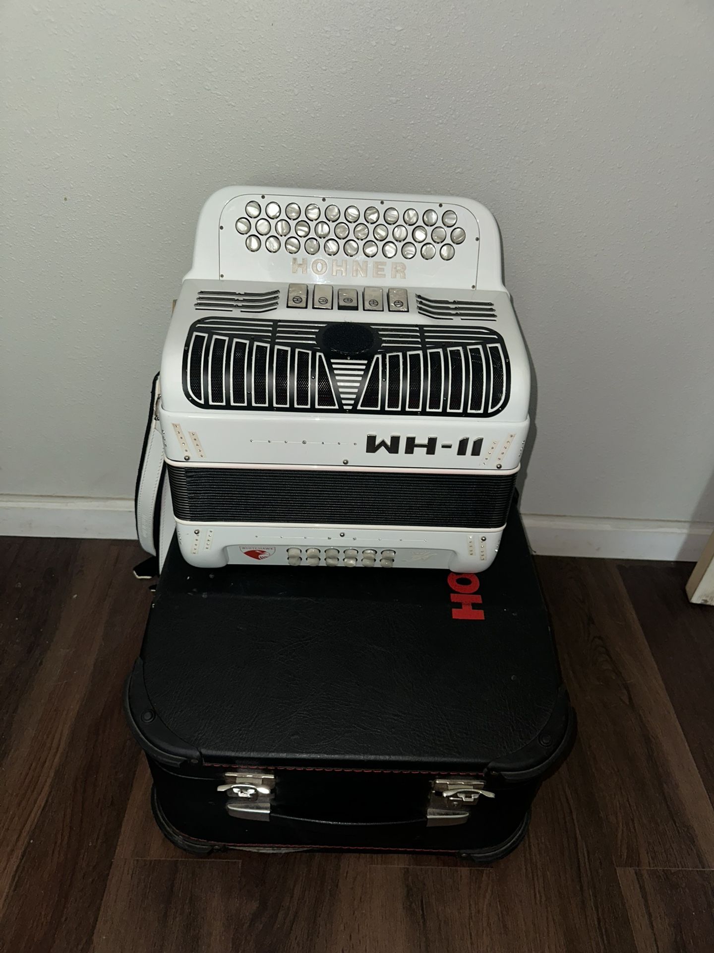 Hohner White Hawk II