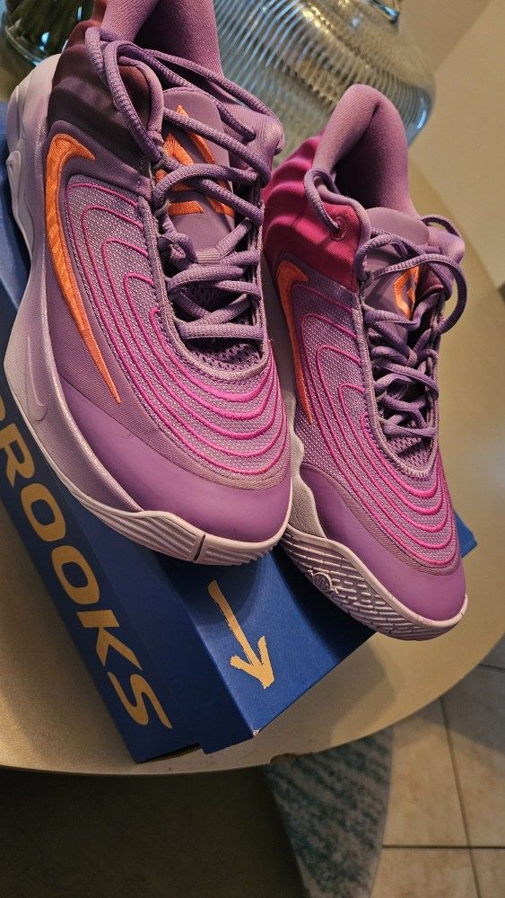 Size 8 Nike Tennis Shoes