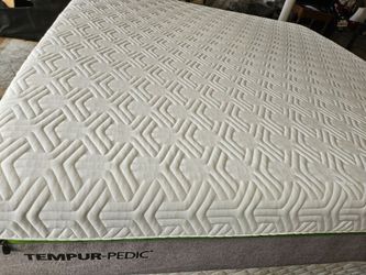 Tempur-Pedic Hybrid King Mattress And Box Spring 🌙