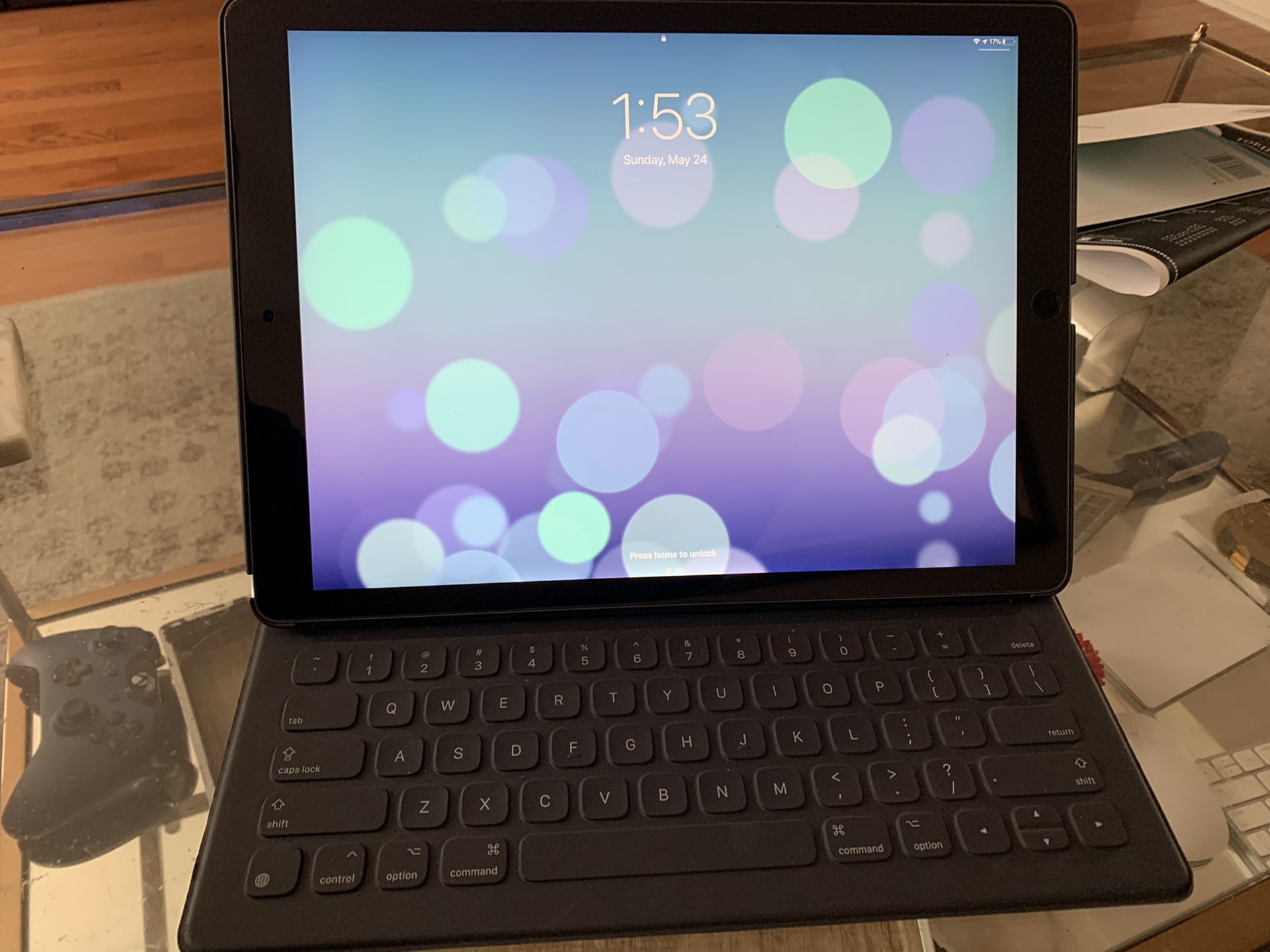 Apple iPad Pro 12.9 inch (2nd gen) 64GB WiFi Only (Smart keyboard & case)