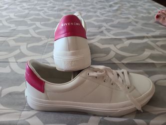 Tenis Marca Givenchy talla 10 en Americano 41 en  Europa.