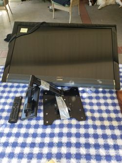 Vizio 32" TV WALL MOUNT AND REMOTE