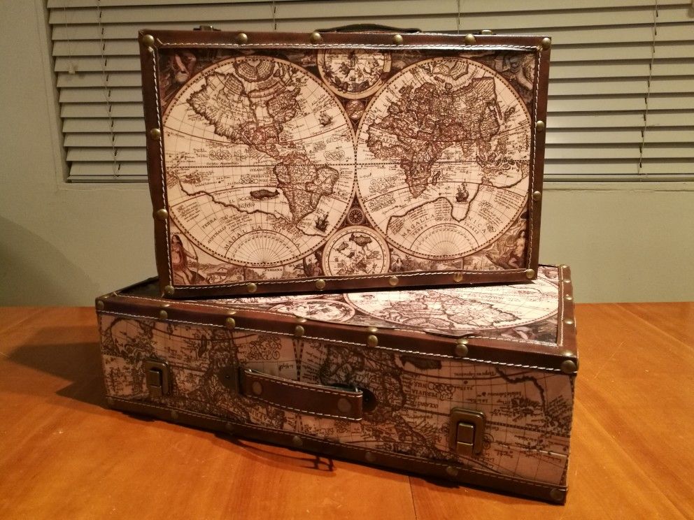 2 Suitcases deco