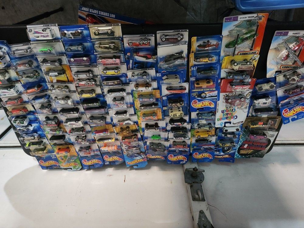 am selling a huge collection of hot wheels.
117 individual still new in the box
1 advent calendar with all of the pieces
1 new hot curves track
13 n