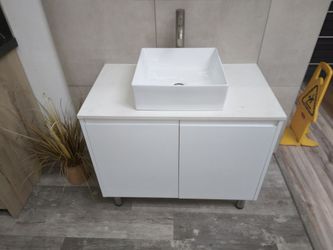 White glossy vanity