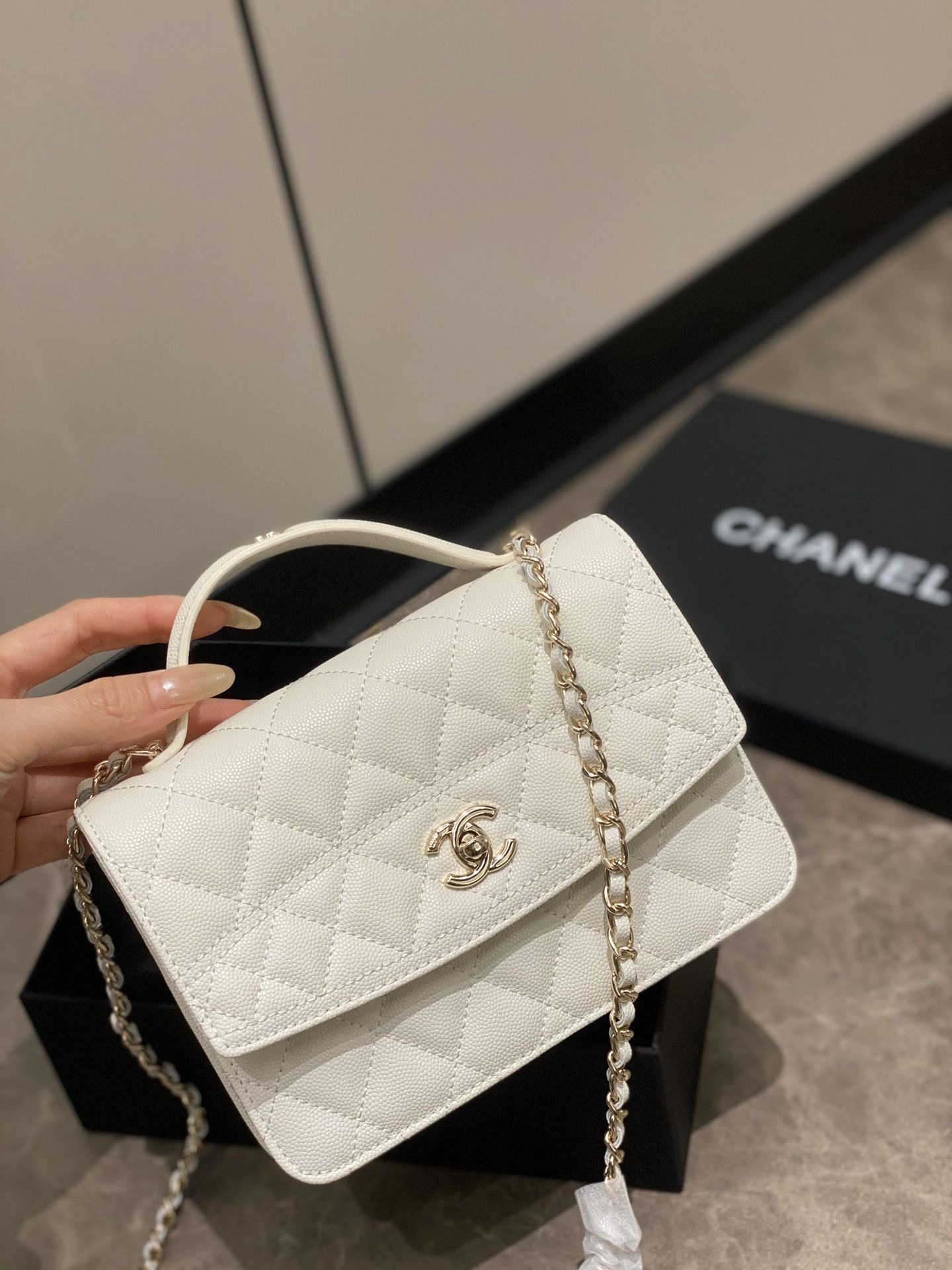 𝐂𝐡𝐚𝐧𝐞𝐥 shoulder bag or small handbag