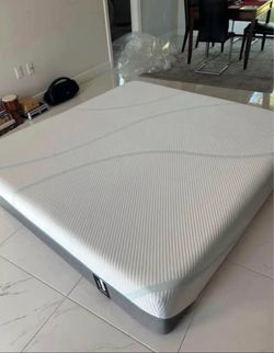 Tempurpedic King Adapt Hybrid Mattress as like new as it gets I can deliver or come see  Retail $3,300 Your Price $775