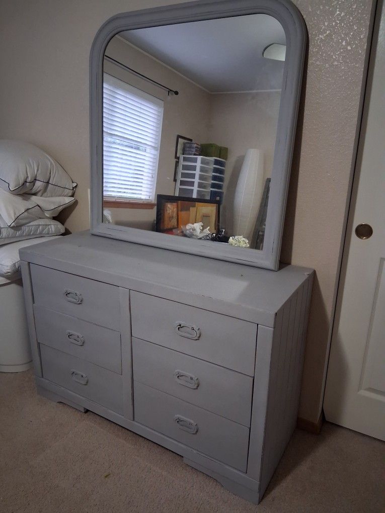 Solid Wood Draws (Dresser W/ Mirror).