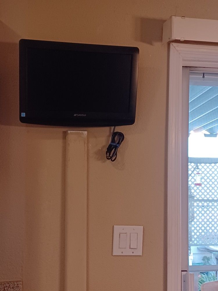 SMALL 12" X 18" T.V. FOR KITCHEN, KIDS, OR COLLGE $25. See Description: