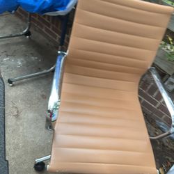 A Nice Swivel Chair, Almost New (NO SHIPPING)