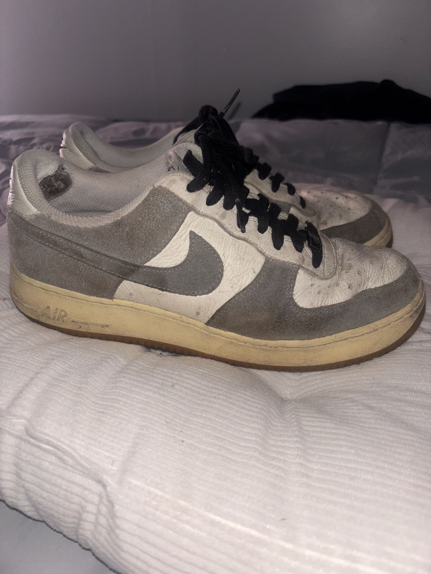 NIKE AIR FORCE ONE MENS 9.5 OFFERS ACCEPTED