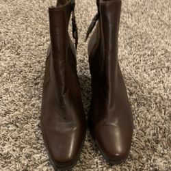 Women’s Brown Trotters Heel Ankle Bootie. Size  8 1/2WW