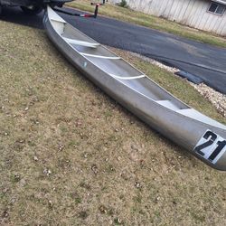 17 Ft Canoe With Paddles And Life Vest