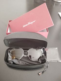 These Salvatore Ferragamo sunglasses feature a silver frame