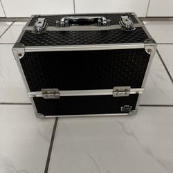 Caboodles Make Me Over Four Tray Train Cosmetic Case, Black. Used I’m Good Condition . 