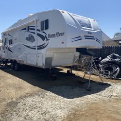 2012 5th wheel Trailer 