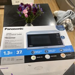 Like New, Panasonic 1.3 CU Ft 1200w Microwave — NN-SC668S