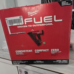 milwaukee m18 Fuel 15 Gauge Finish Nailer