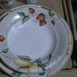 New In Box Salad Dishes 16 Piece