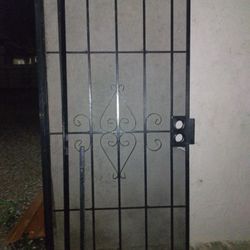 1 Door Metal 36×80"litte rip on Screen(See Picture)Pequeña Rompida(Ver Foto)Puerta Metal36×80"