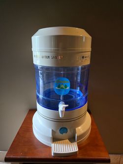 Large Glass Beverage Dispenser 
with Spigot/Tap