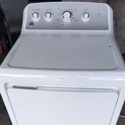 GE® 7.2 cu. ft. Capacity aluminized alloy drum Electric Dryer with Sensor Dry