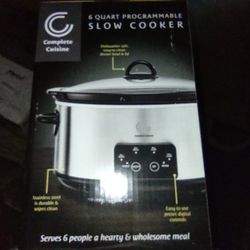 BRAND NEW SLOW COOKER in BOX.
