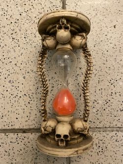 Skull sand clock