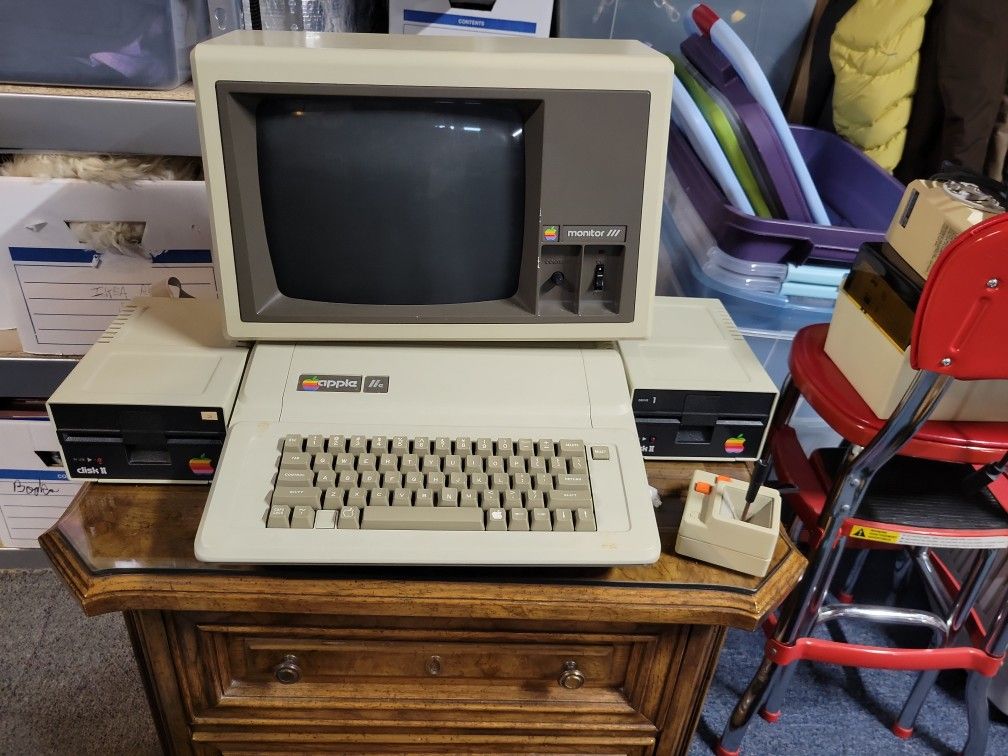 Vintage working Apple lle  computer, dual disc drives, monitor and  manuals, games and software. 