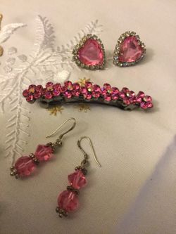 LOVE PINK 💖🌸🌷 Hair ornament clip & 3 earrings