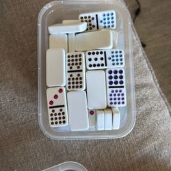 Dominoes 