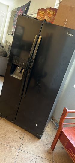Black side-by-side Fridge/freezer