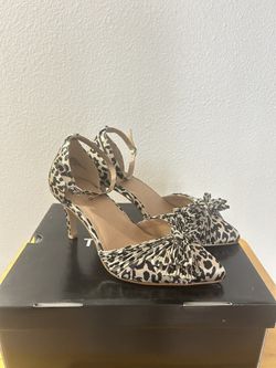 Leopard print bow heels