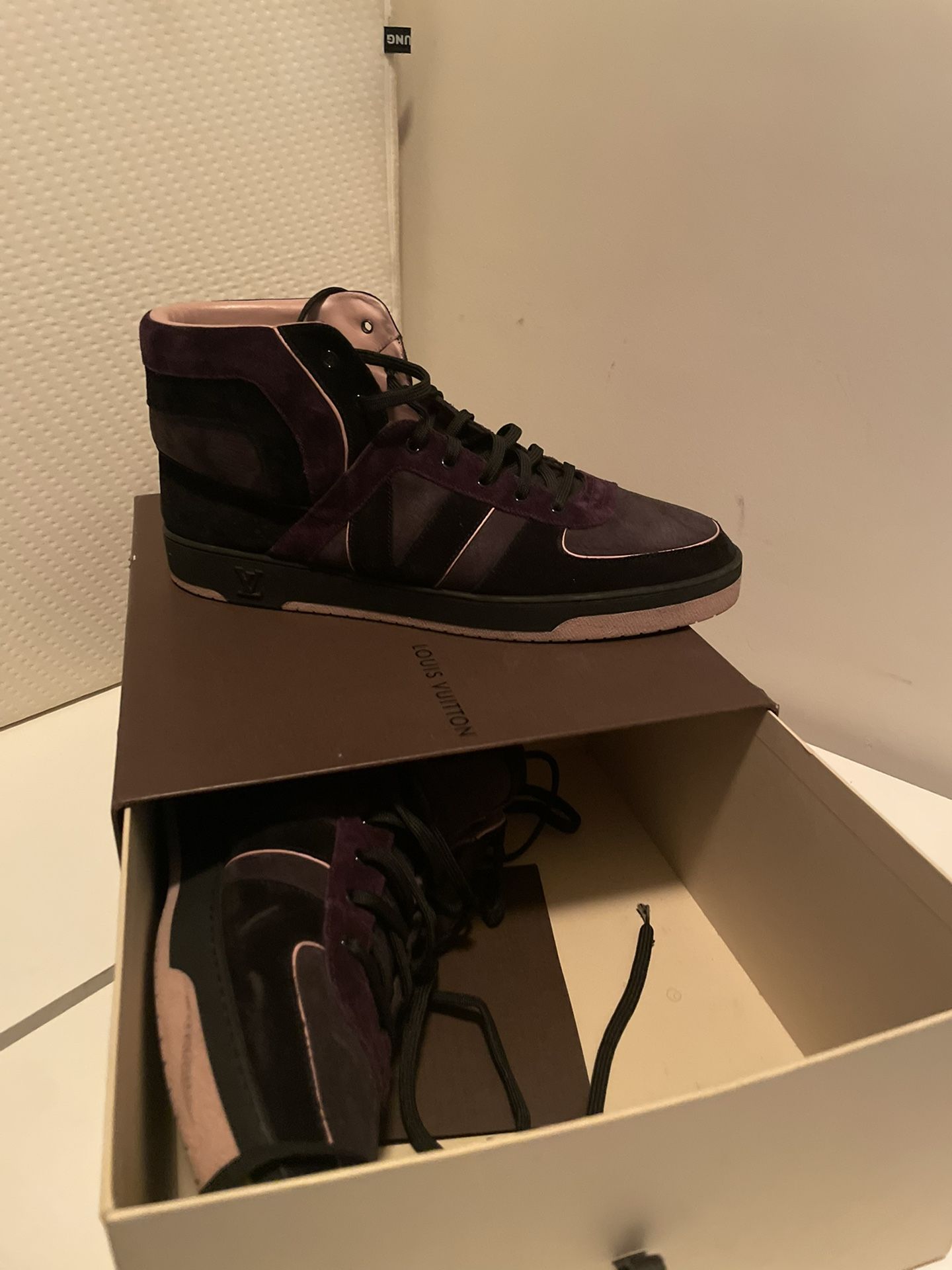 Gently Worn Louis Vuitton Mens Sneaker