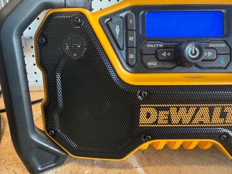 DeWalt DCR028B 12V20V MAX Bluetooth Cordless Jobsite Radio, USB power port