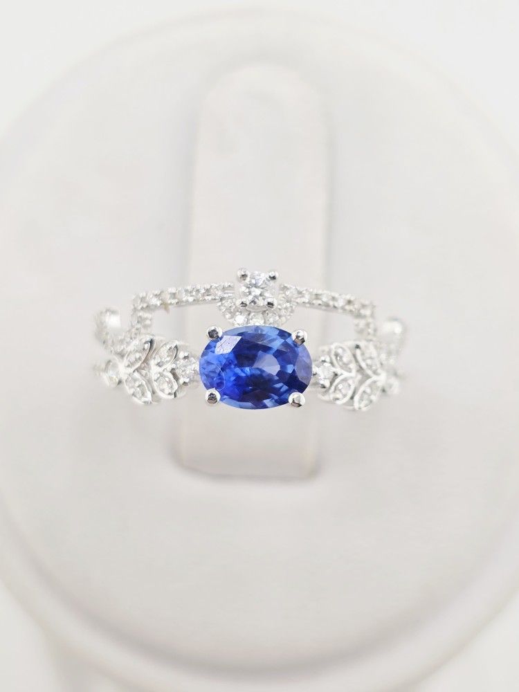 18k white gold 0.70ct royal blue ceylon sapphire & diamond ring