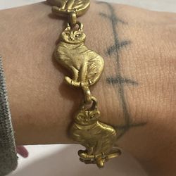 Vintage  gold plated satin finish cat bracelet in excellent condition it is solid