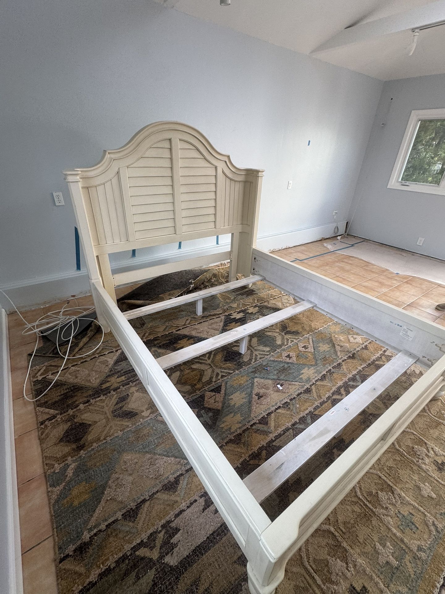 “Topping Deen” Queen panel Bed