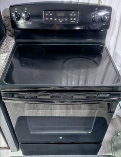 Like new! GENERAL ELECTRIC black stove, 30" excellent condition, 220 volts, 4 elements, works perfectly, you can come and see it connected and working