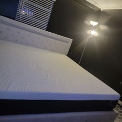 King Storage Bed With 4 Drawers  And Like Brand New King Mattress 