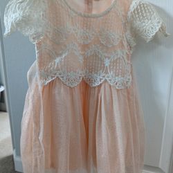 Brand New Baby Girl Peach Party Dress w/ Lace & Glitter – Size 12-18 Months

Brand new 

Your little princess will shine in this brand-new baby girl s