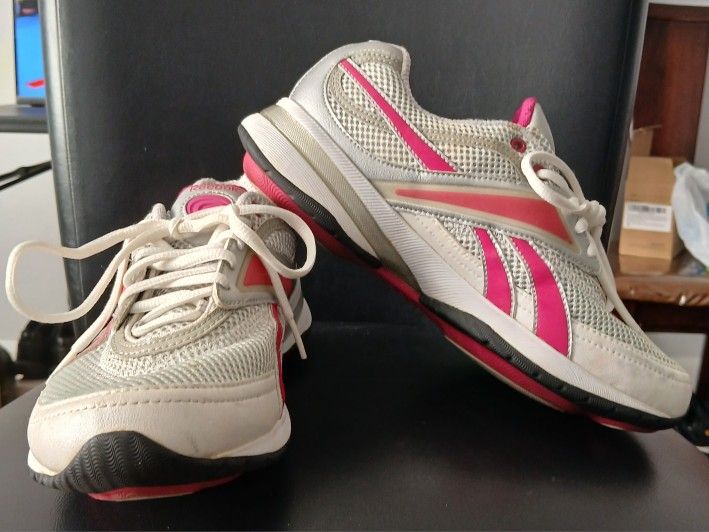 Reebok Easy Tone. Gray/Hot Pink Running Shoes. 11-J17649. Women Size 7.5.