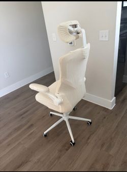 A great￼ chair, the arm goes up and down it moves