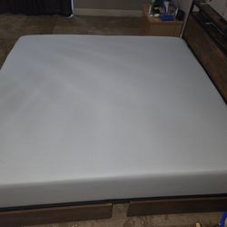 Zinus king size mattress Green tea memory foam( new version)-Mint condition