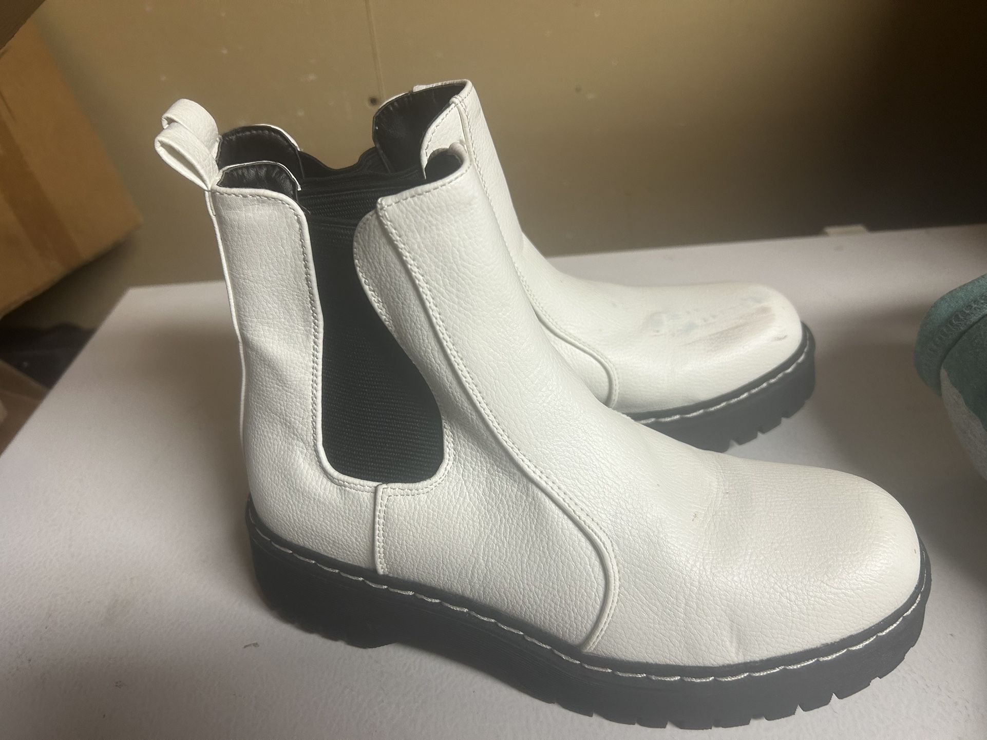 Women's white boots size 8.5