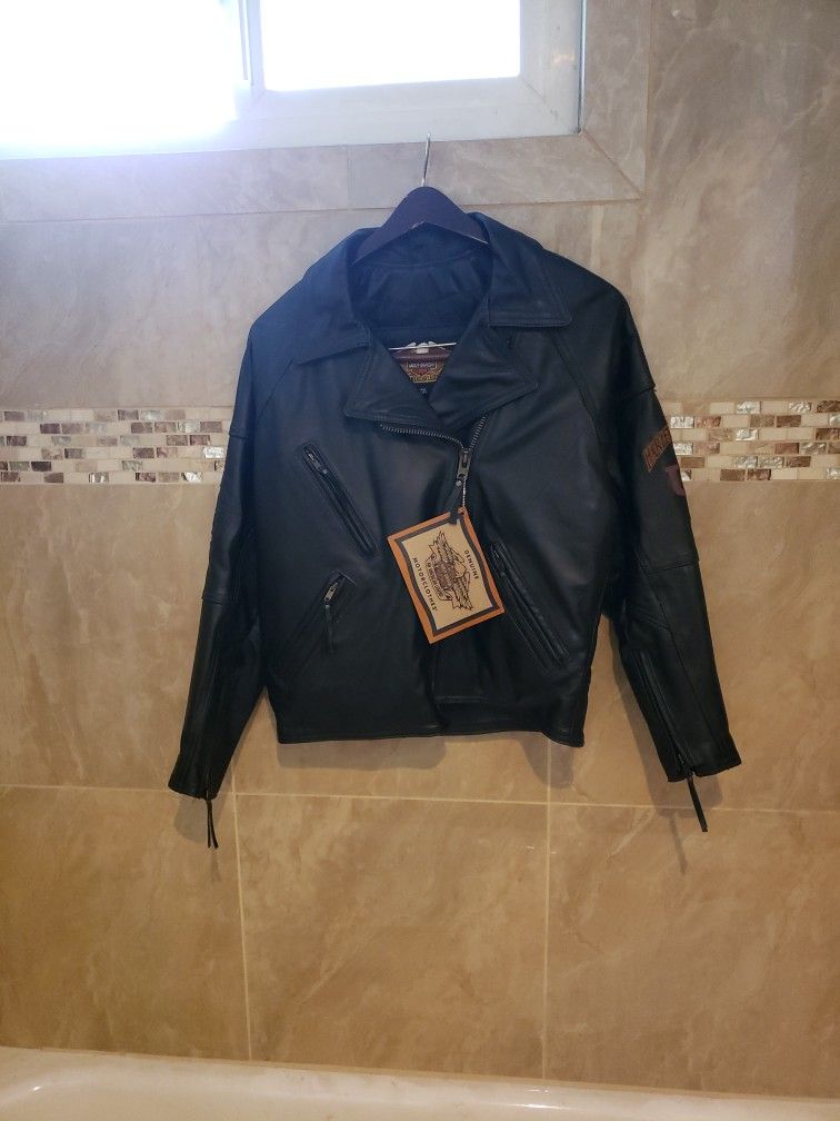 Womens Harley Owners Jacket. It's a VINTAGE STYLE fully insulated Jacket. BEAUTIFUL-NEVER WORN. Costs $800 at the Harley dealerships. Original Tag