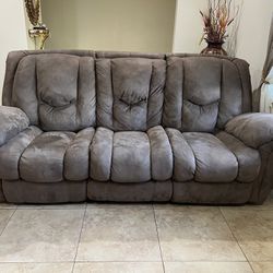 SOFÁ AND LOVESEAT RECLINERS