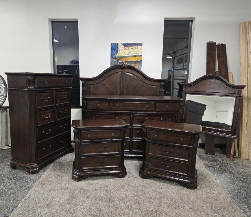 Queen Size Bedroom 