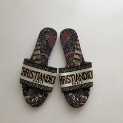 Women’s slippers/sandals