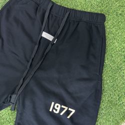 Essentials Shorts 